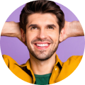 Homme souriant les bras derrière la tête