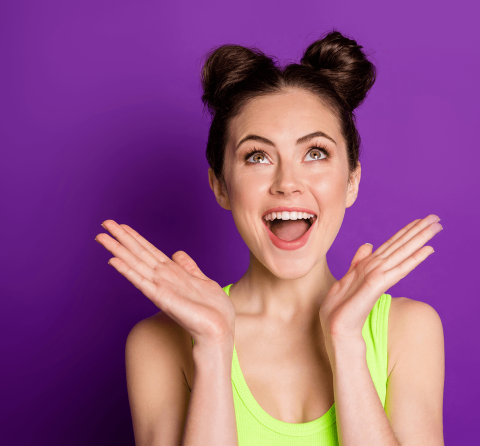 Fille mains ouvertes comme pour applaudir, les yeux aux ciels