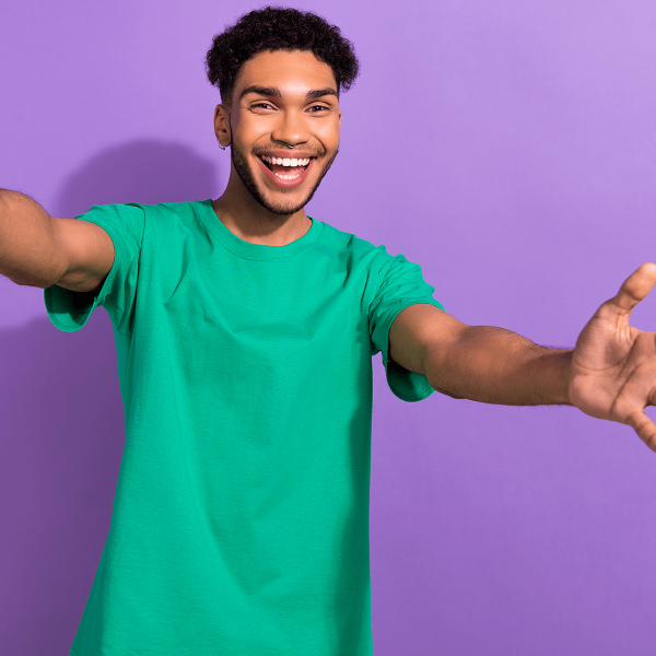 Homme ouvrant ses bras pour un hug